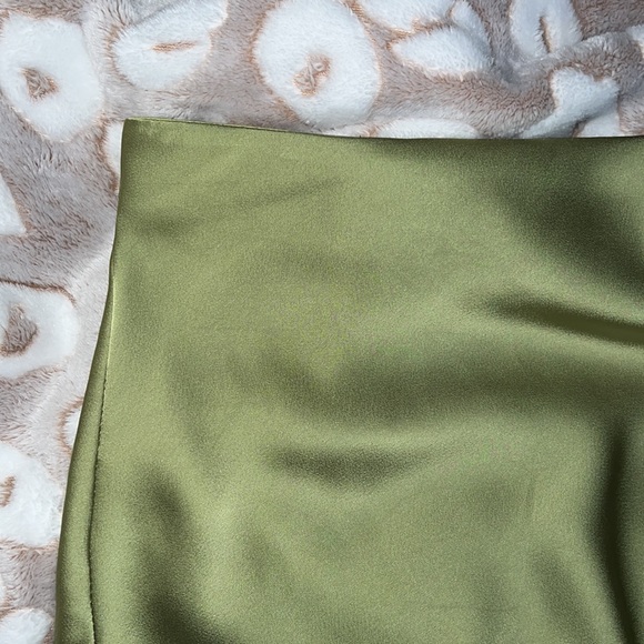 Green silky skirt - Picture 2 of 6